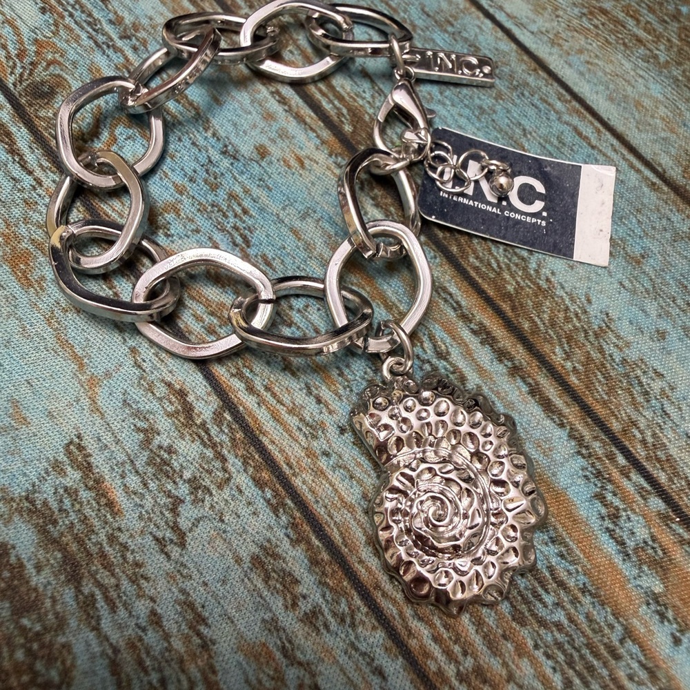 NWT INC International Concepts Coastal Silver Seashell Charm Chain Bracelet